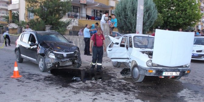 ADIYAMAN’DA İKİ OTOMOBİL ÇARPIŞTI: 1 ÖLÜ, 6 YARALI