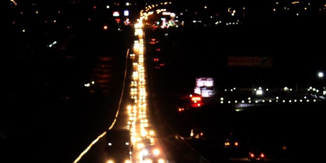 20 KİLOMETRELİK ARAÇ KUYRUKLARI OLUŞTU