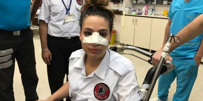 SU ŞİŞESİ İLE KADIN GÜVENLİĞİN BURNUNU KIRDI