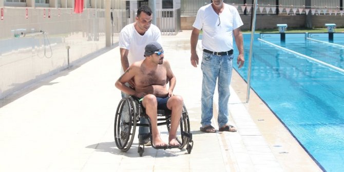 FELÇLİ GENÇ MADALYALARA KULAÇ ATIYOR