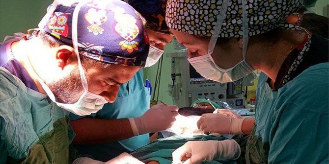 ÇOCUĞUN AYAĞINDAKİ YANIK 'SÜNNET DERİSİ' İLE TEDAVİ EDİLDİ