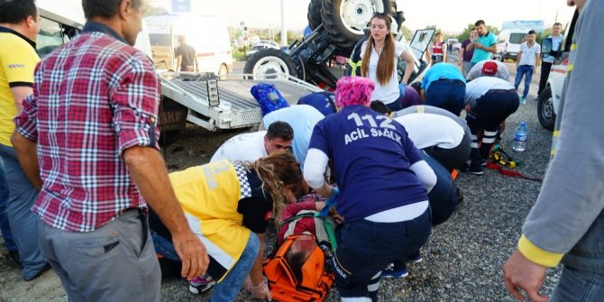 İŞÇİ MİNİBÜSÜ İLE TRAKTÖR YÜKLÜ ÇEKİCİ ÇARPIŞTI: 7 YARALI