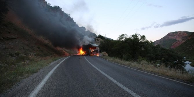 TERÖRİSTLER TIR YAKIP ŞOFÖRÜNÜ KAÇIRDI