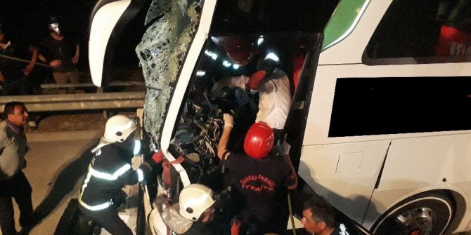 KAHRAMANMARAŞ’TA OTOBÜS TIRA ÇARPTI: ÖLÜ VE ÇOK SAYIDA YARALI VAR