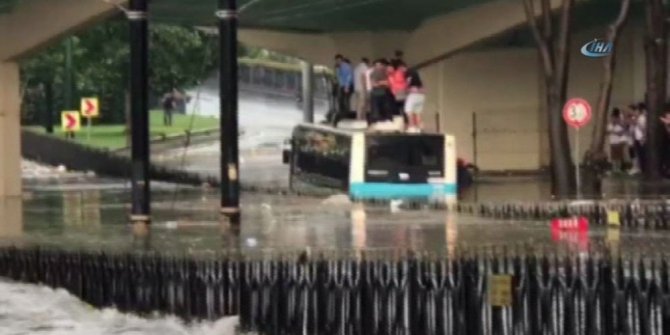 SELDE MAHSUR KALAN VATANDAŞLAR OTOBÜSÜN ÜZERİNE ÇIKTI