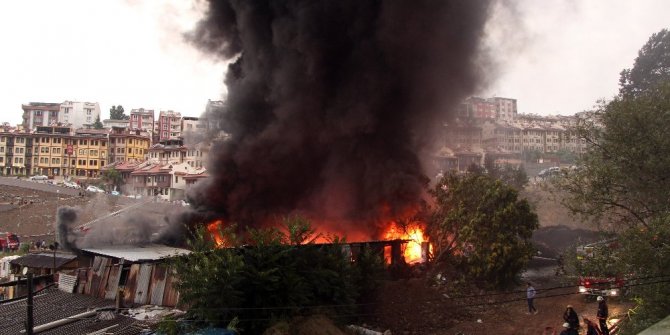KAĞITHANE’DE YILDIRIM DÜŞEN FABRİKADA YANGIN ÇIKTI
