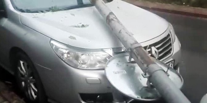 PARK HALİNDEKİ ARACIN ÜZERİNE ELEKTRİK DİREĞİ DEVRİLDİ