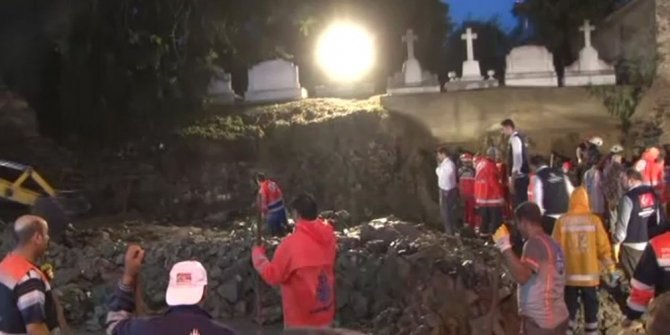 ERMENİ MEZARLIĞI’NIN DUVARI ÇÖKTÜ: 2 KİŞİ GÖÇÜK ALTINDA KALDI