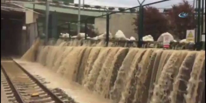 MARMARAY İSTASYONUNDA ŞELALEYİ ANDIRAN GÖRÜNTÜ