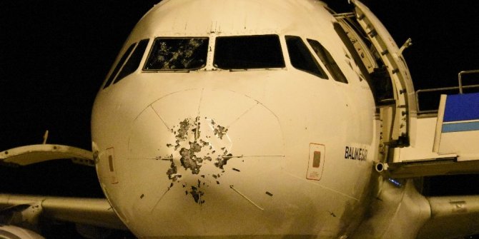 HAVADA PANİK: DOLU UÇAĞIN CAMLARINI KIRDI