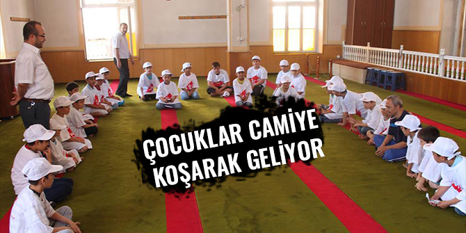 ÇOCUKLAR CAMİYE KOŞARAK GELİYOR