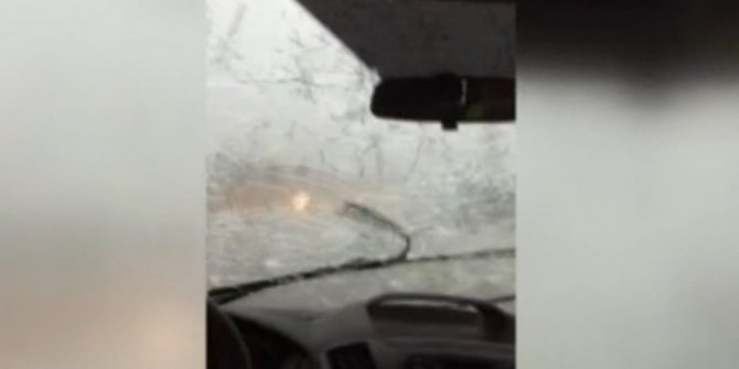 DOLU OTOMOBİLİN CAMLARINI BÖYLE KIRDI