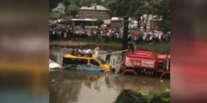 MİNİBÜSÜN ÜZERİNDE MAHSUR KALDILAR