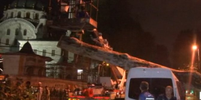 DEV AĞAÇ TURİSTLERİ TAŞIYAN MİNİBÜSÜN ÜZERİNE DEVİRDİ