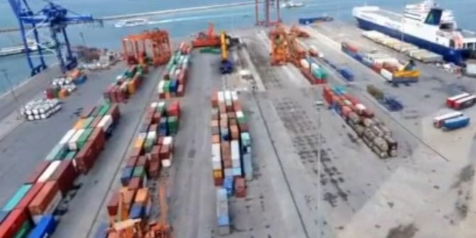 FIRTINADAN DEVRİLEN VİNÇLER HAVADAN GÖRÜNTÜLENDİ