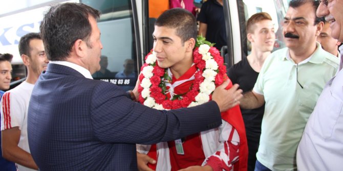 AVRUPA 3. SÜ BOKSÖRÜMÜZ TÖRENLE KARŞILANDI