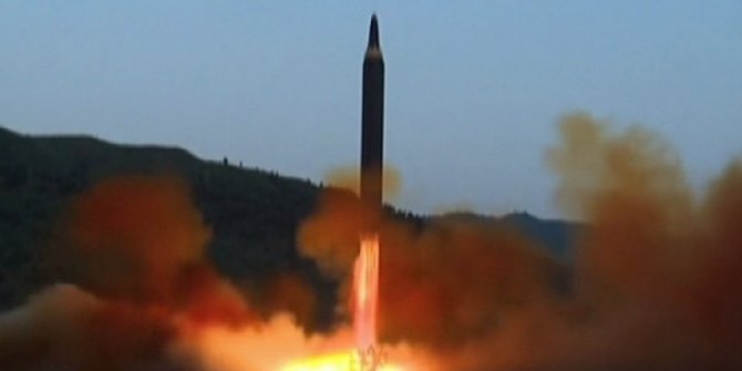"KUZEY KORE’NİN FIRLATTIĞI FÜZE BİN KİLOMETRE YOL KAT ETTİ"