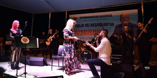 KONSERDE SÜRPRİZ EVLENME TEKLİFİ