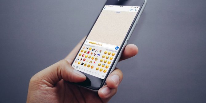 YOLDA YÜRÜRKEN TELEFONLA MESAJLAŞMAK YASAKLANDI