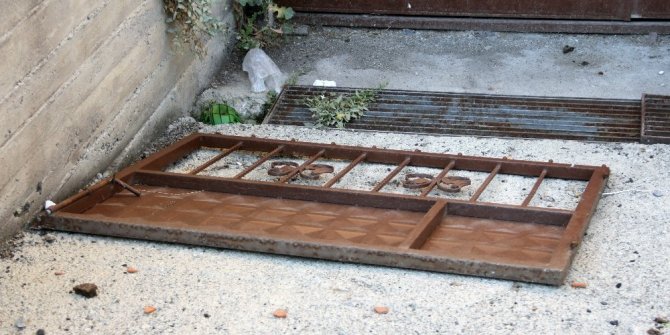 DEMİR KAPININ ALTINDA KALAN ÇOCUK HAYATINI KAYBETTİ