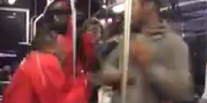 TACİZCİYİ BÖYLE YUMRUKLADI