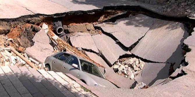 ÜSKÜDAR’DA YOL OTOMOBİLİ YUTTU!