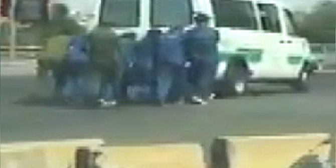 BOZULAN CEZAEVİ ARACINI MAHKUMLAR İTTİ