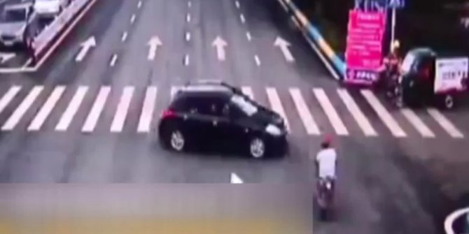 HAVADA TAKLALAR ATIP SOKAK LEVHASINA GİRDİ