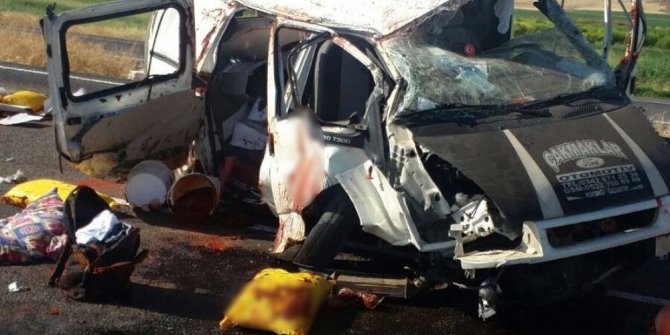 MİNİBÜS TIRA ÇARPTI: 1 ÖLÜ, 2 YARALI