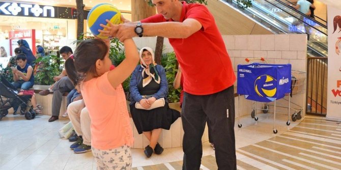 GELECEĞİN SPORCULARI VOLEYBOLLA TANIŞTI