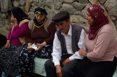 Şehit polisin baba ocağına ateş düştü
