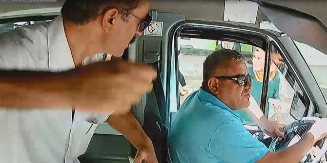 ŞOFÖRE YUMRUK ATTI, MİNİBÜS KAZA YAPTI