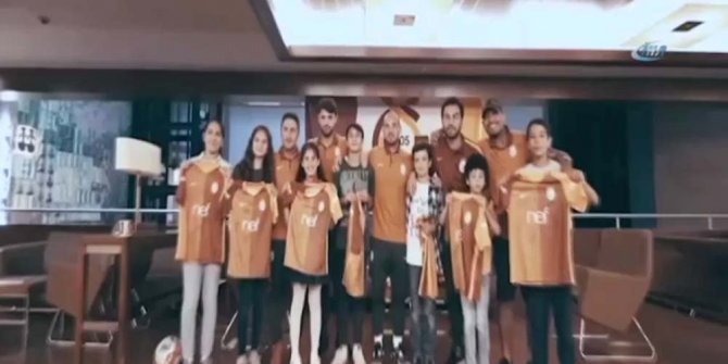 GALATASARAYLI FUTBOLCULAR SURİYELİ ÇOCUKLARLA BULUŞTU
