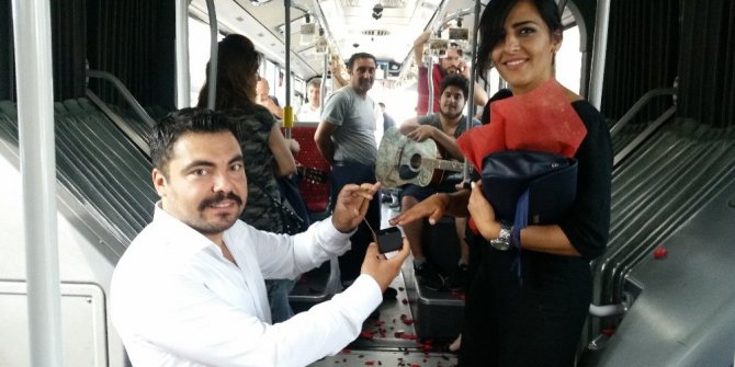 METROBÜSTE SÜRPRİZ EVLENME TEKLİFİ ETTİ