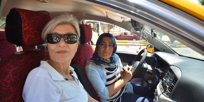 ÇORUM'DA KADIN TAKSİ ŞOFÖRÜ HEM KANSERLE MÜCADELE EDİYOR HEM EŞİNİN YÜKÜNÜ HAFİFLETİYOR