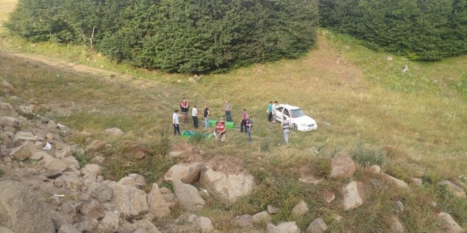 OTOMOBİL UÇURUMA YUVARLANDI: 2 ÖLÜ, 5 YARALI
