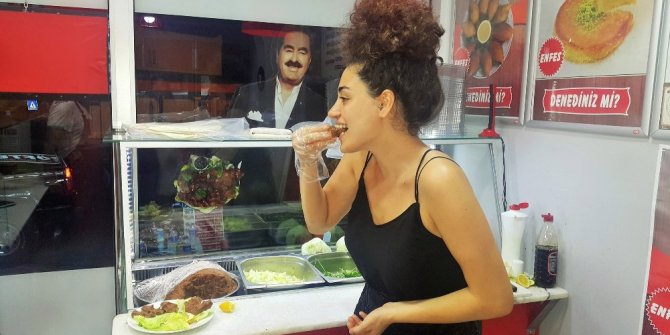 TATLISES’İN KIZI DİLAN ÇITAK ÇİĞKÖFTE TEZGAHININ BAŞINA GEÇTİ