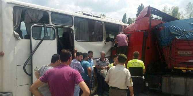 TIR İLE OTOBÜS ÇARPIŞTI: 25 KİŞİ YARALANDI