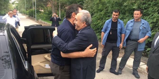 YENİ BAKAN İLE ESKİ BAKAN BİR ARAYA GELDİ