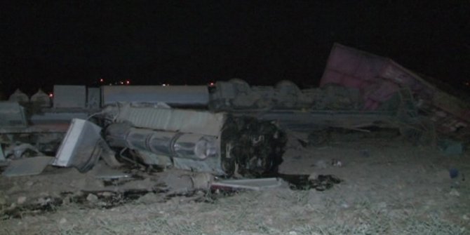 ELAZIĞ’DA YÜK TRENİ DEVRİLDİ: 2 ÖLÜ