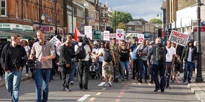 İNGİLTERE'DE ÖLÜMÜ İSYANA YOL AÇAN GENÇ ANILDI