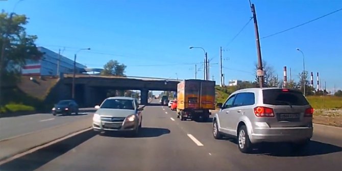 TERS YÖNE GİREN KADIN SÜRÜCÜ TRAFİĞİ BİRBİRİNE KATTI