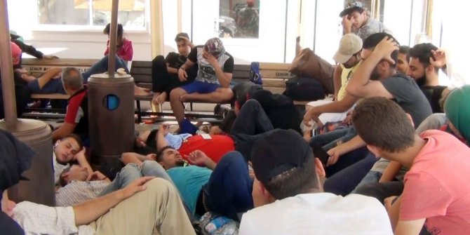 AYVALIK’TA 60 KAÇAK GÖÇMEN YAKALANDI