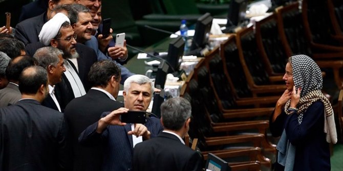 İRAN'DA MOGHERİNİ İLE 'SELFİE' ÇEKİMİ KRİZ YARATTI