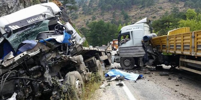 TIR VE KAMYON KAFA KAFAYA ÇARPIŞTI: 2 ÖLÜ