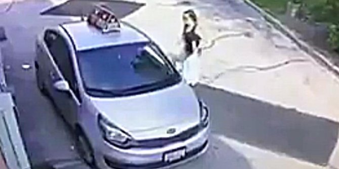 FIRSATÇI KADIN ARABAYI BÖYLE ÇALDI