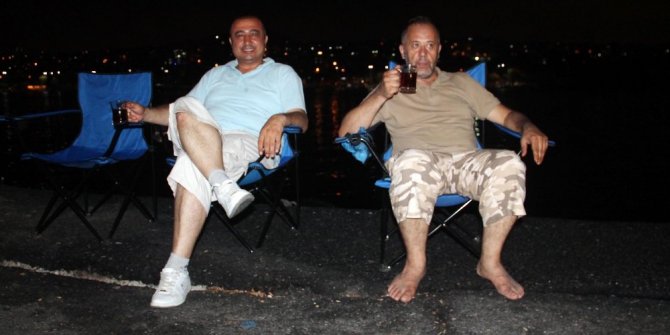 İSTANBULLULAR GECE SAHİL KENARLARINA AKIN ETTİ
