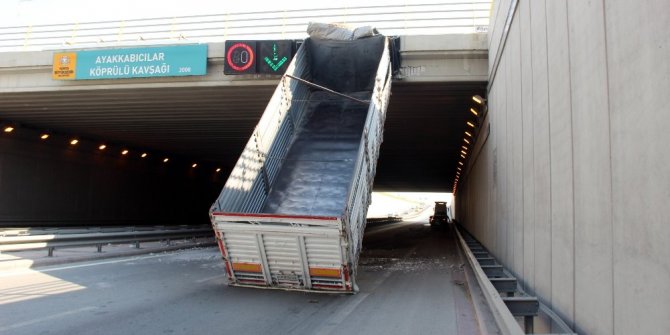 SÜRÜCÜNÜN AÇIK UNUTTUĞU TIR DORSESİ ÜST GEÇİDE TAKILI KALDI