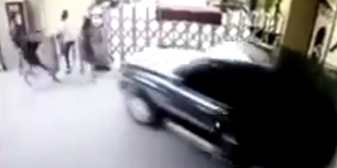 ORTALIĞI BİRBİRİNE KATTI, 2 KADINA ÇARPTI