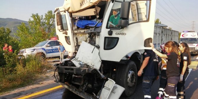 LASTİKLERİ ISINAN KAMYON DURAMAYINCA 3 ARACA ÇARPTI